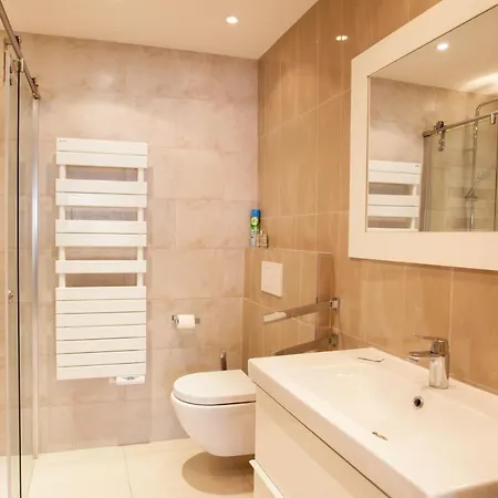 Modern Two Bedroom With Two Bathrooms, Just Behind The Carlton Κάννες
