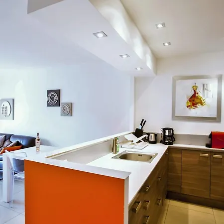 Modern Two Bedroom With Two Bathrooms, Just Behind The Carlton Διαμέρισμα