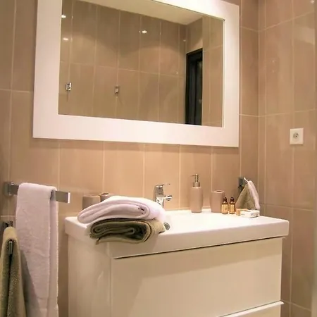 Modern Two Bedroom With Two Bathrooms, Just Behind The Carlton Διαμέρισμα *