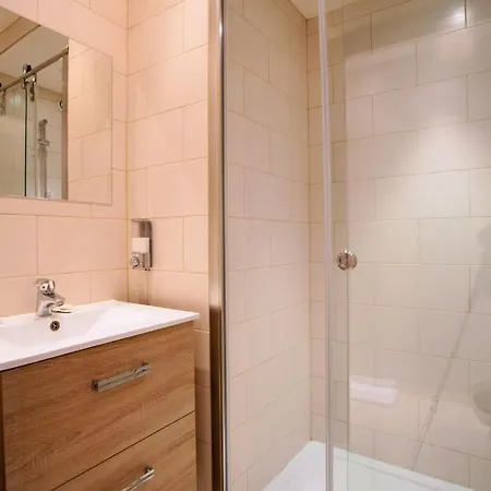 Modern Two Bedroom With Two Bathrooms, Just Behind The Carlton *