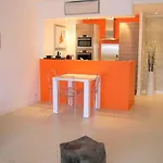 Modern Two Bedroom With Two Bathrooms, Just Behind The Carlton Apartment