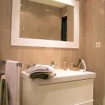 Modern Two Bedroom With Two Bathrooms, Just Behind The Carlton Apartment *