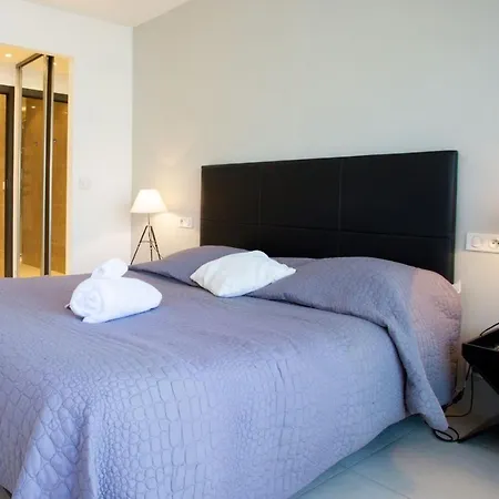 Modern Two Bedroom With Two Bathrooms, Just Behind The Carlton Daire *