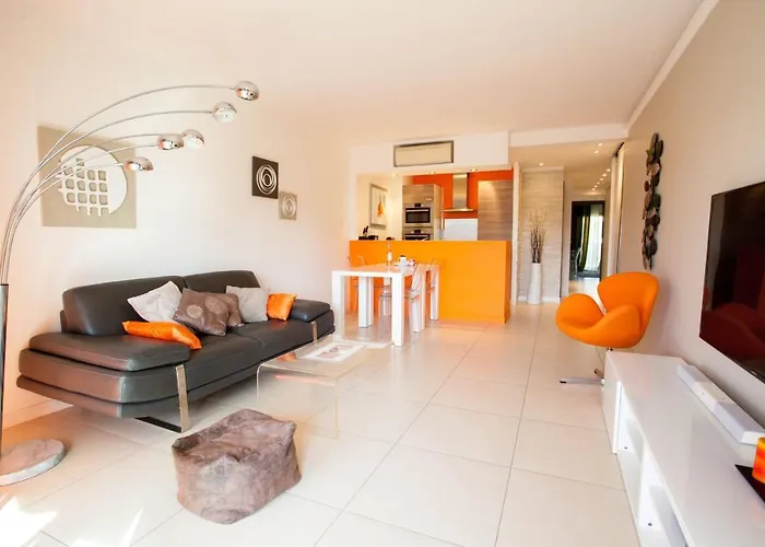 Modern Two Bedroom With Two Bathrooms, Just Behind The Carlton *