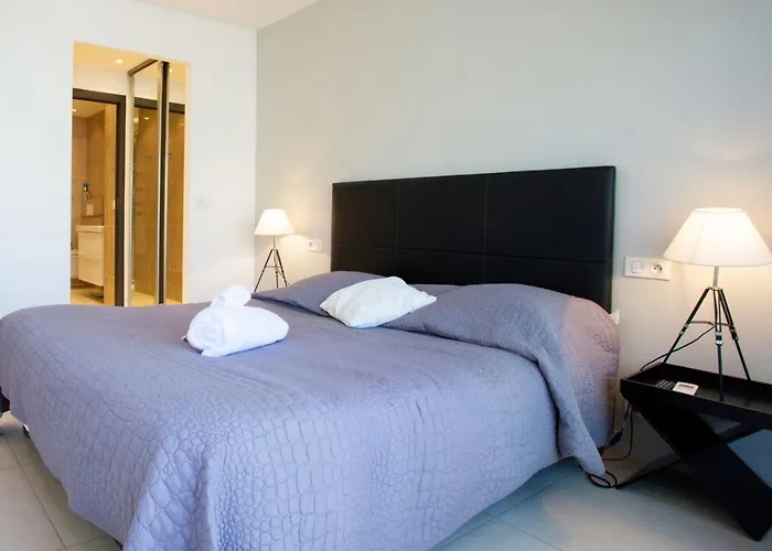 Modern Two Bedroom With Two Bathrooms, Just Behind The Carlton Daire *