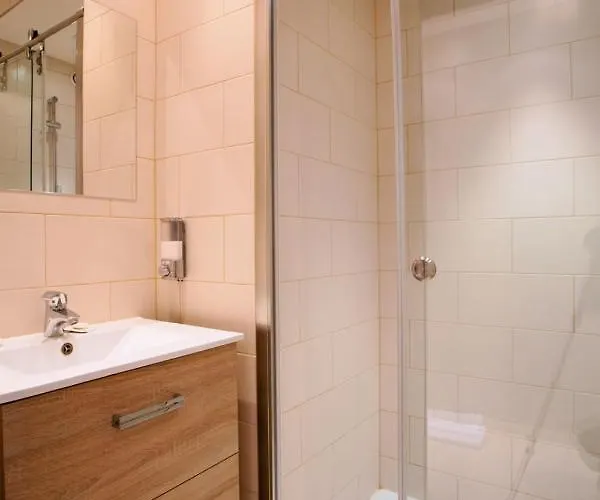 Modern Two Bedroom With Two Bathrooms, Just Behind The Carlton *