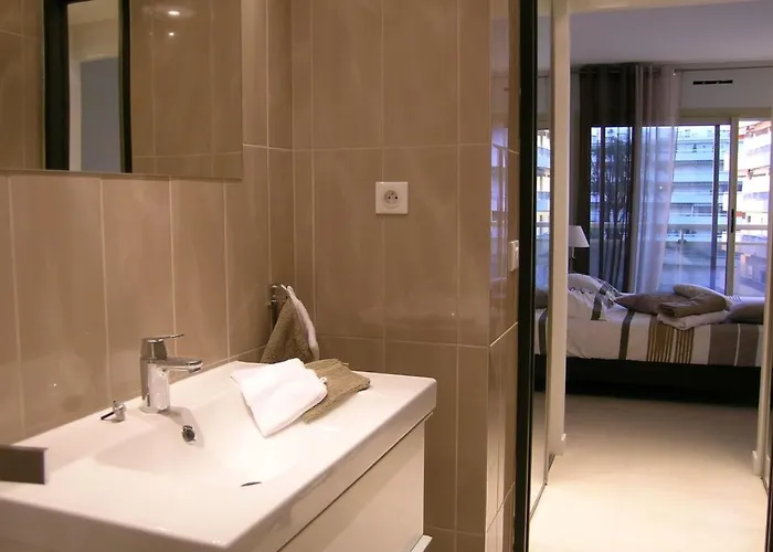 Modern Two Bedroom With Two Bathrooms, Just Behind The Carlton *