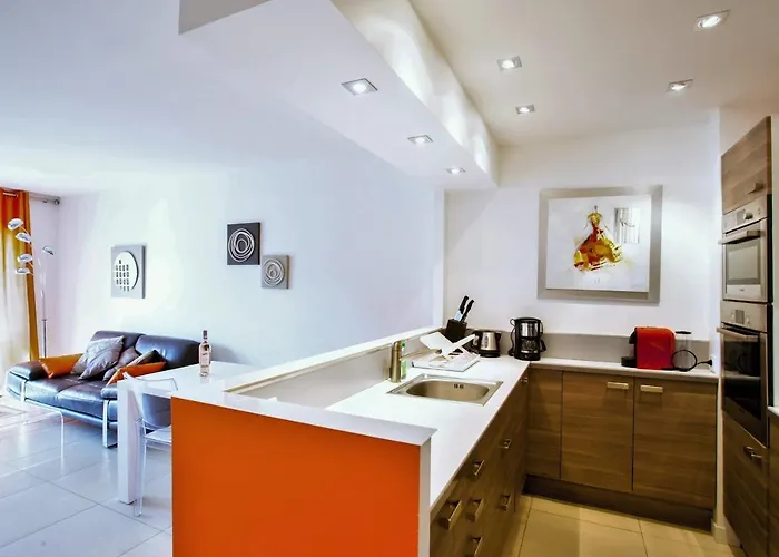 Modern Two Bedroom With Two Bathrooms, Just Behind The Carlton Daire