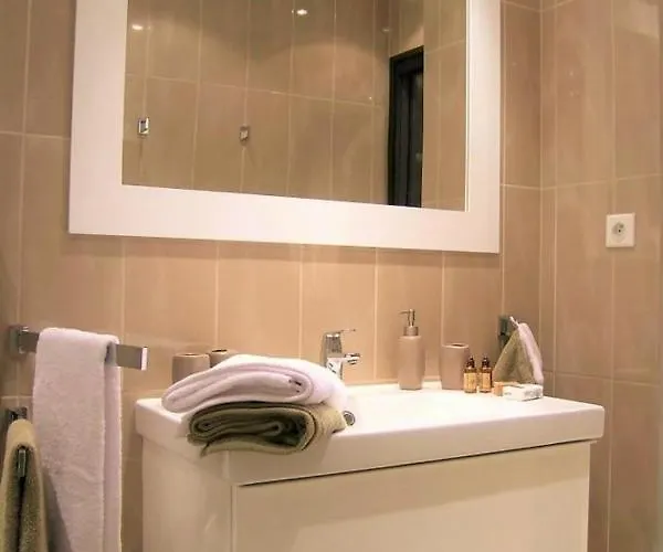 Modern Two Bedroom With Two Bathrooms, Just Behind The Carlton Daire *
